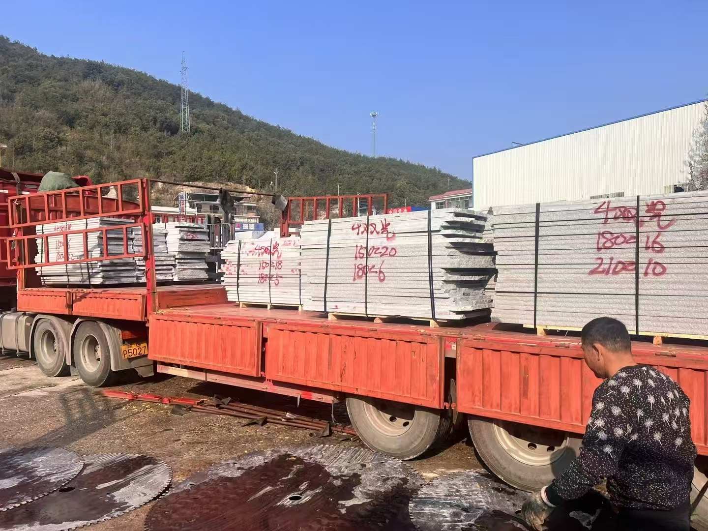 石嘴山 芝麻灰花岗岩光面毛板出货日常